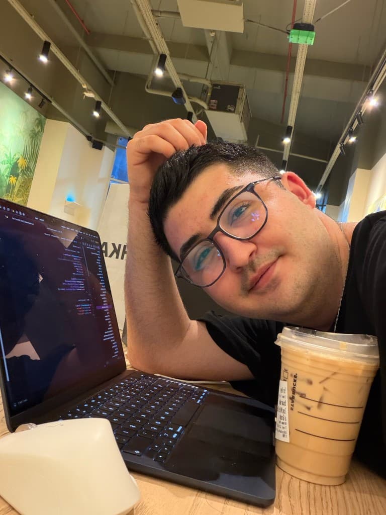 Burak Gökce, laptop başında kod yazarken