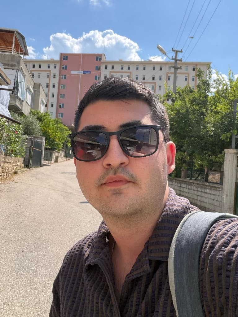 Burak Gökce, şehirde çekilmiş portre